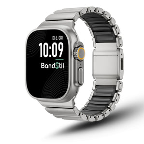Porto Armband mit titanfarbenen Gliedern und schwarzer Silikoninnenseite an einer Apple Watch - schräge Vorderansicht